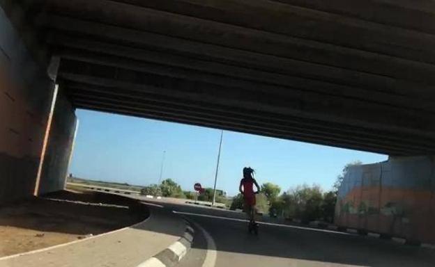 La Guardia Civil identifica al joven que circuló con un patinete por una autovía