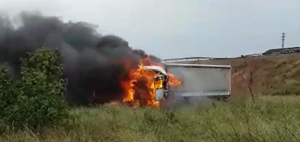 Un tráiler se incendia al salirse de la carretera CV-50 en Guadassuar