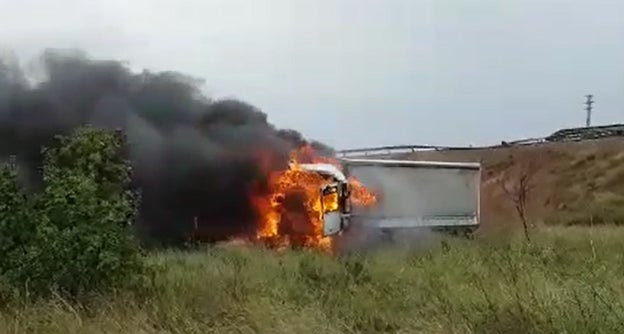 Un tráiler se incendia al salirse de la carretera CV-50 en Guadassuar