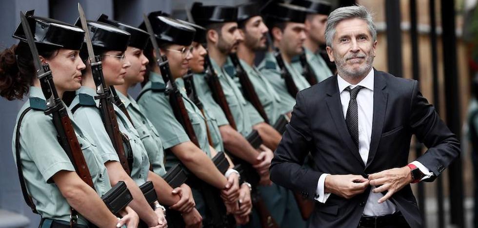 Grande-Marlaska quiere menos esposas y correas para maniatar a los presos