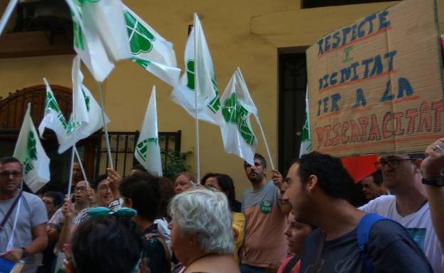 Los centros de discapacitados protestan por los impagos del Consell