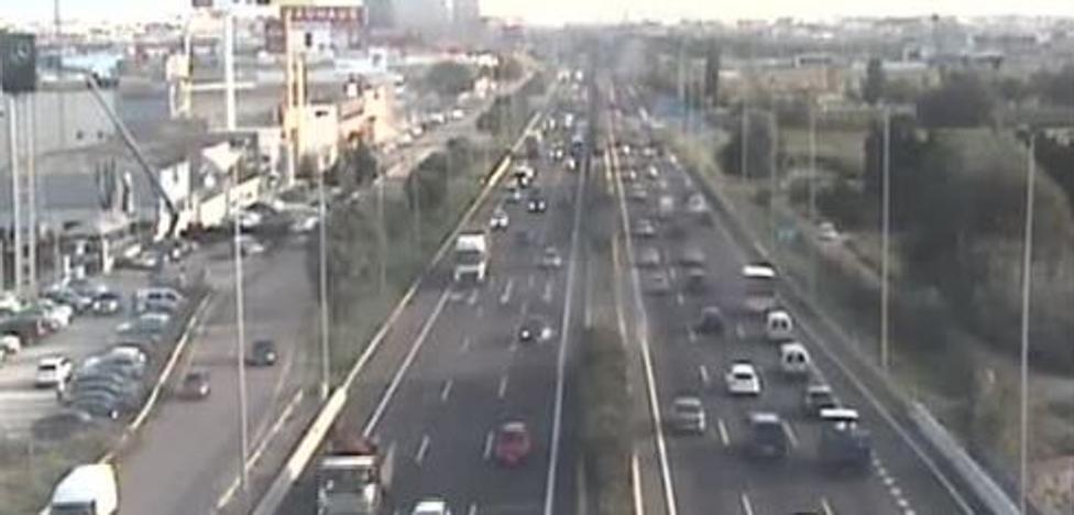 Dos averías provocan retenciones de varios kilómetros en el acceso a Valencia