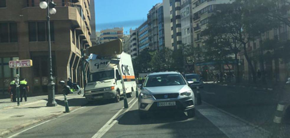 Atasco en el centro de Valencia por el accidente de un camión en el acceso al túnel por Guillem de Castro