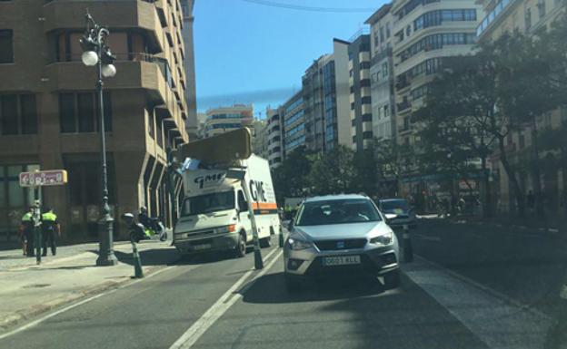 Atasco en el centro de Valencia por el accidente de un camión en el acceso al túnel por Guillem de Castro