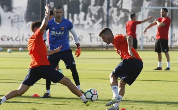 Gayà, Piccini y Garay, fuera de la lista contra la Real Sociedad