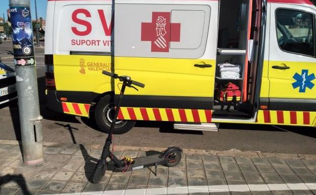 Herido el conductor de un patinete al ser golpeado por un coche en Valencia