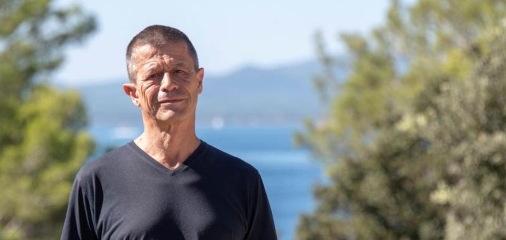 Emmanuel Carrère: «El futuro del periodismo es más preocupante que el de la novela»