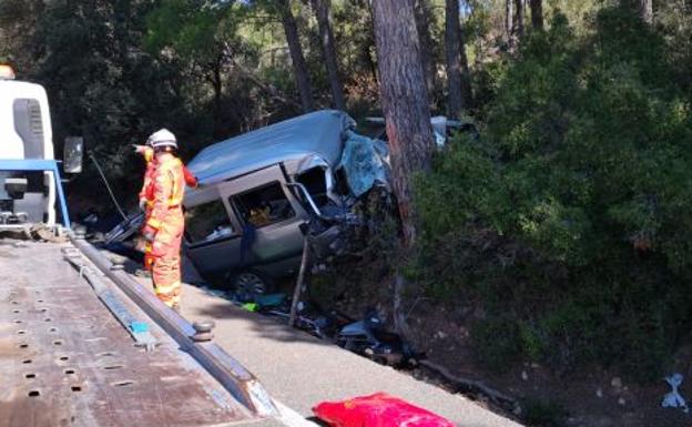 Muere un hombre tras chocar contra un árbol la furgoneta en la que viajaba en Utiel