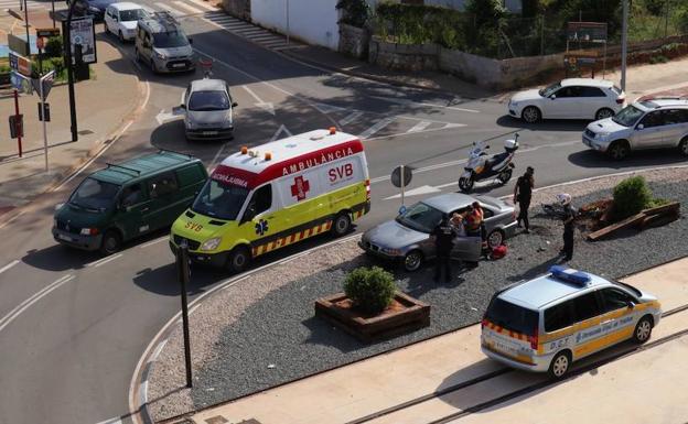 Un conductora resulta herida en Dénia tras 'tragarse' una rotonda y atravesar un macetero