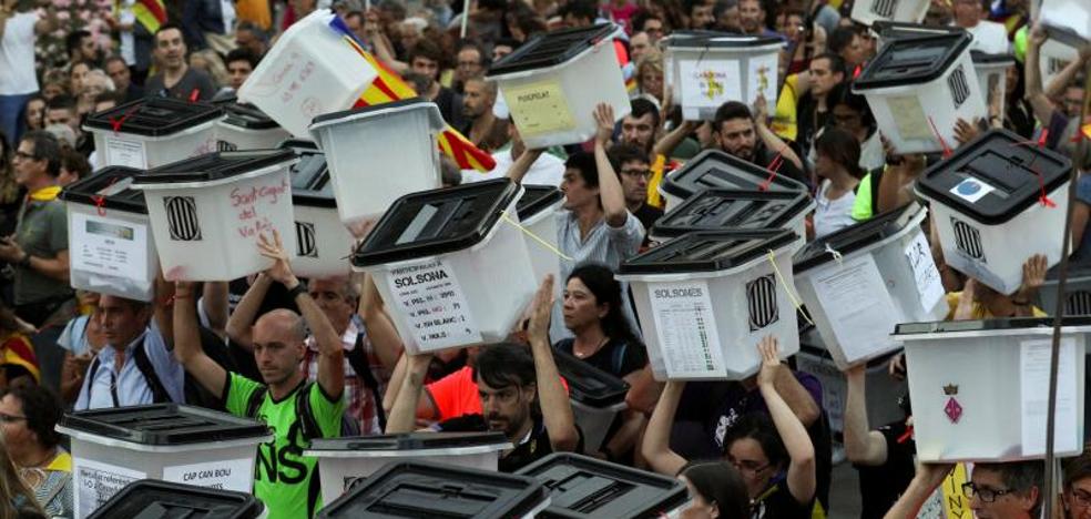 Los Mossos impiden con cargas el asalto de los radicales al Parlament