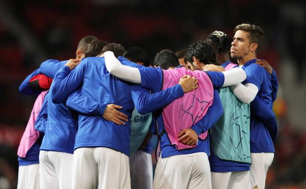 El partido del Valencia CF contra el Manchester se retrasa cinco minutos porque los de Mourinho han llegado tarde