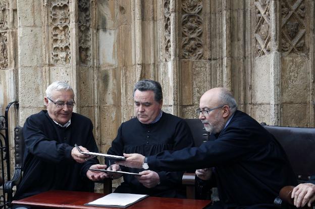 El conseller Alcaraz quiere comprar cuadros al autor de la polémica muestra de la Marina