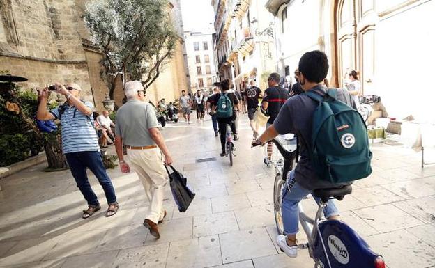 Los ciclistas podrán atar las bicis a las farolas y aparcar en las zonas de coches