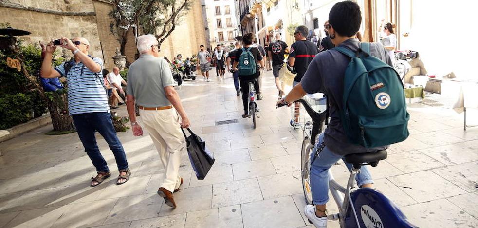 Los ciclistas podrán atar las bicis a las farolas y aparcar en las zonas de coches