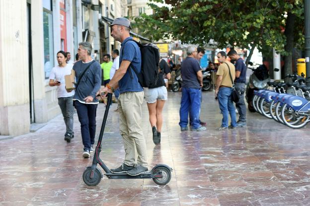 Patinetes y ciclistas no tendrán que llevar matrícula ni seguro por accidentes