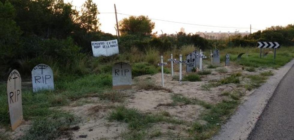 Cruces y lápidas para reclamar cambios en la carretera de El Saler