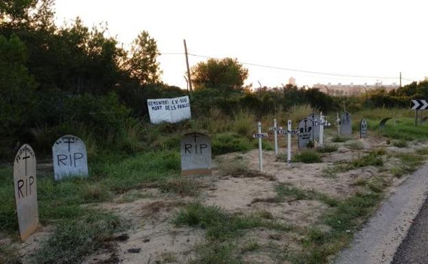 Cruces y lápidas para reclamar cambios en la carretera de El Saler