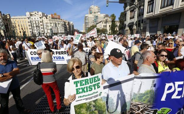 Miles de usuarios claman en Valencia contra «el esperpento» del tren a Zaragoza