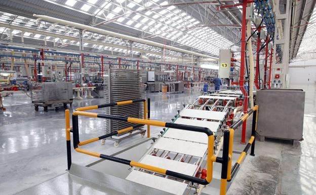 Un herido al explotar un depósito de disolvente en la fábrica de Porcelanosa de Vila-real