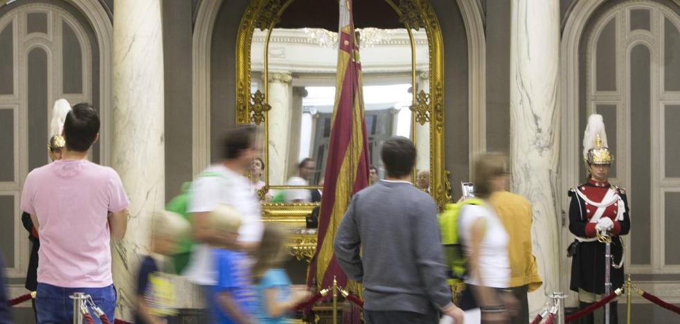 El estado de la Senyera sorprende a los visitantes