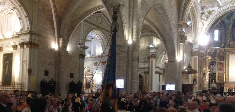 Aplausos a la Senyera de Lo Rat Penat en La Catedral de Valencia