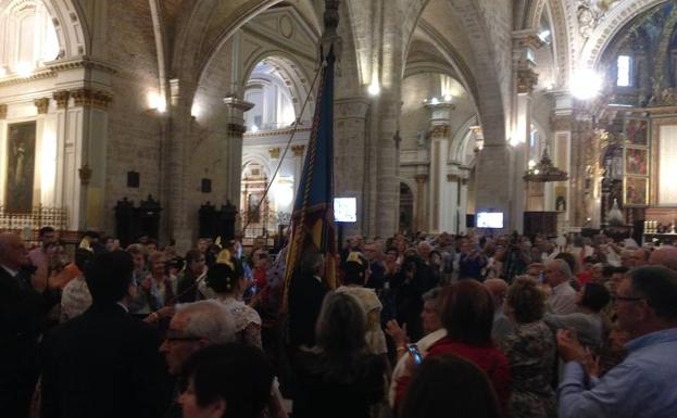 Aplausos a la Senyera de Lo Rat Penat en La Catedral de Valencia