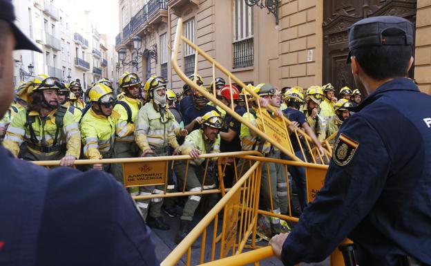 Bomberos forestales y miembros de Jusapol protestan junto al Palau de la Generalitat