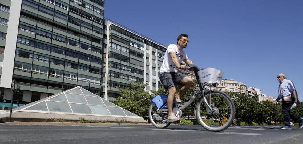 Los ciclistas podrán cruzar por los pasos de peatones en Valencia sin bajar de la bicicleta