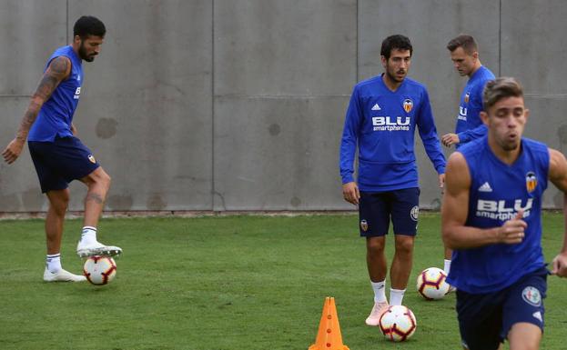 Marcelino aprieta a sus jugadores en el último entrenamiento de la semana