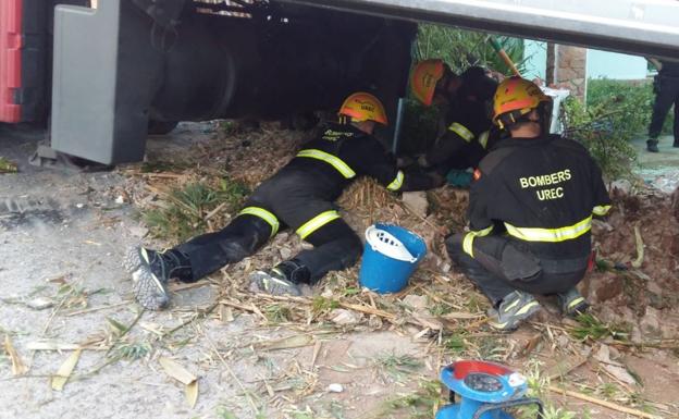 Un camión queda atrapado 20 horas y aísla a una urbanización de Sagunto