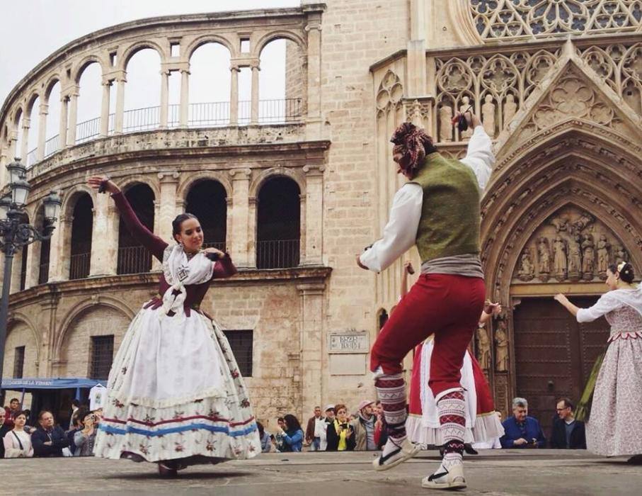 Los álbumes de fotos de las falleras mayores Marina Civera y Sara Larrazábal