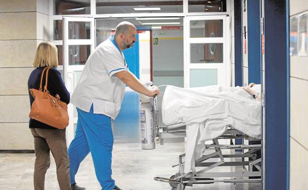 El PP denuncia que Sanidad recorta camas en hospitales y operaciones pese a contar con más presupuesto