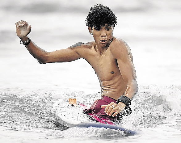 Alca surfeando con su tabla. 