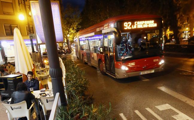 Grezzi volverá a dejar aparcar en el carril bus, aunque fuera del horario de la EMT