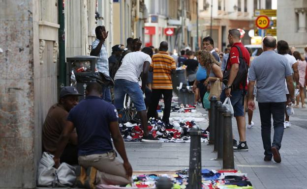 Policía Local y oposición cargan contra Compromís y València en Comú por pedir una investigación sobre supuestas agresiones a manteros