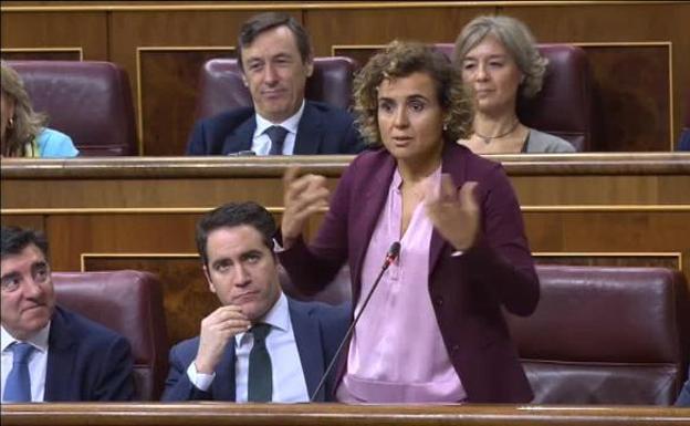 Waterloo, prostitutas y una herriko taberna: la pregunta de Dolors Montserrat a Carmen Calvo