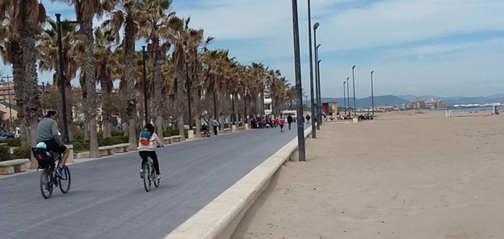 Amenaza con una navaja y un palo a un grupo de jóvenes en el Paseo Marítimo de Valencia