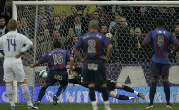 Rubiales secó al Madrid en la única victoria del Levante en el Bernabéu