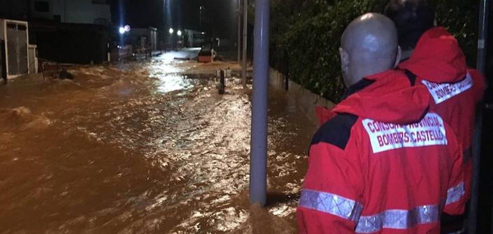 Evacuaciones y urbanizaciones anegadas en una noche tensa por los aguaceros de la gota fría en Castellón