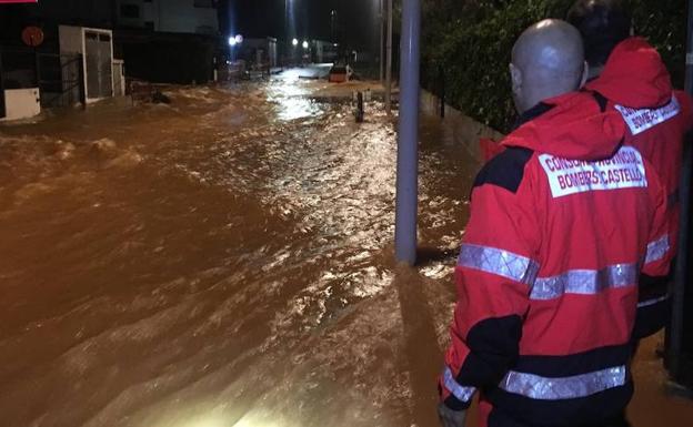 Evacuaciones y urbanizaciones anegadas en una noche tensa por los aguaceros de la gota fría en Castellón