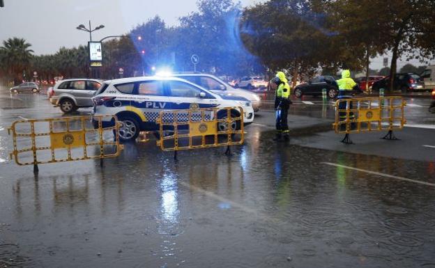 Cuatro incendios de vehículos y una decena de achiques por inundación de la gota fría en la ciudad de Valencia