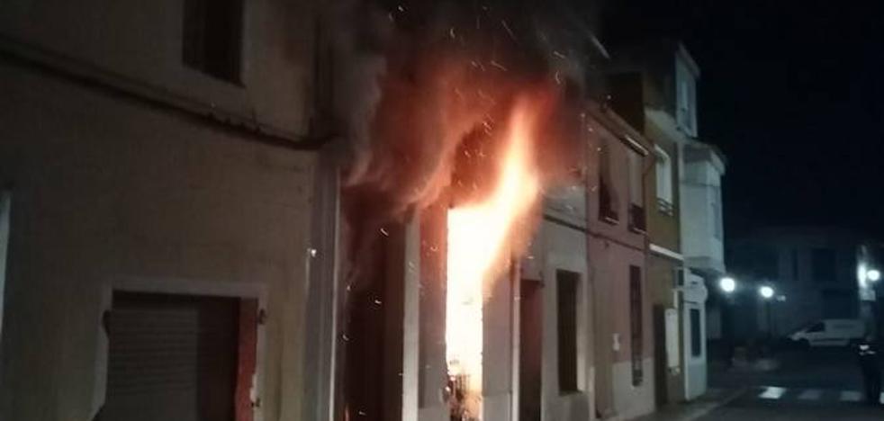 Dos heridos al arder una casa en Albalat de la Ribera