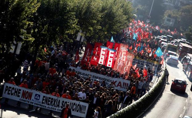 Miles de personas se manifiestan en A Coruña contra el cierre de Alcoa