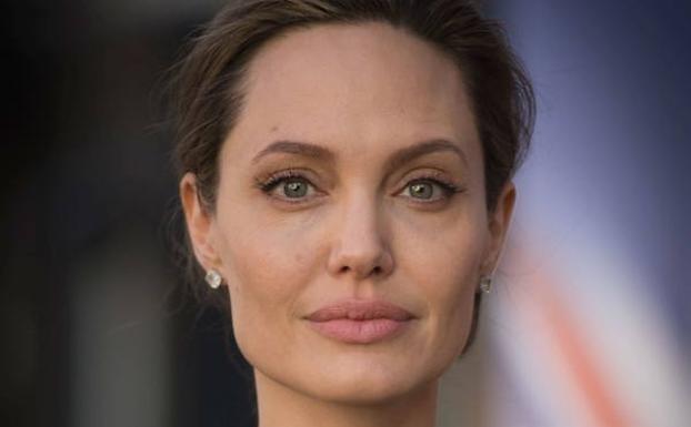 Angelina Jolie se hace un cambio de look radical