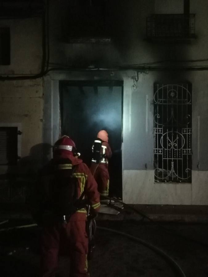 Rescate en el incendio de una casa en Albalat de la Ribera