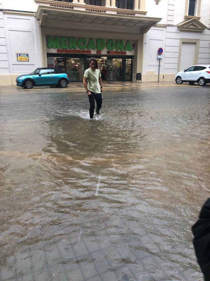 Una tromba de agua inunda las calles de Tavernes de la Valldigna