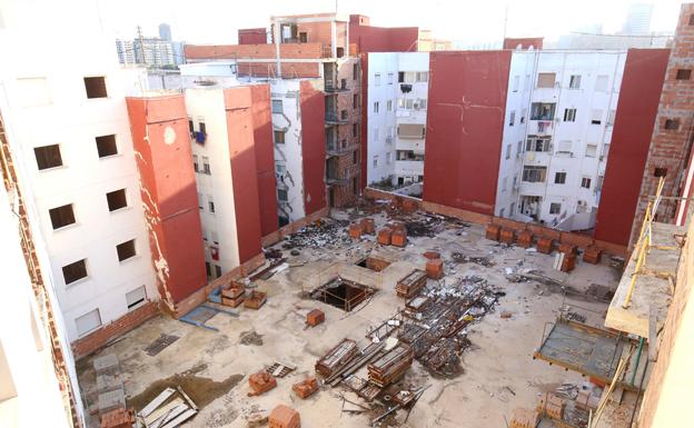 La pesadilla del Grao: «Los edificios están abandonados, se han convertido en el vertedero del barrio»