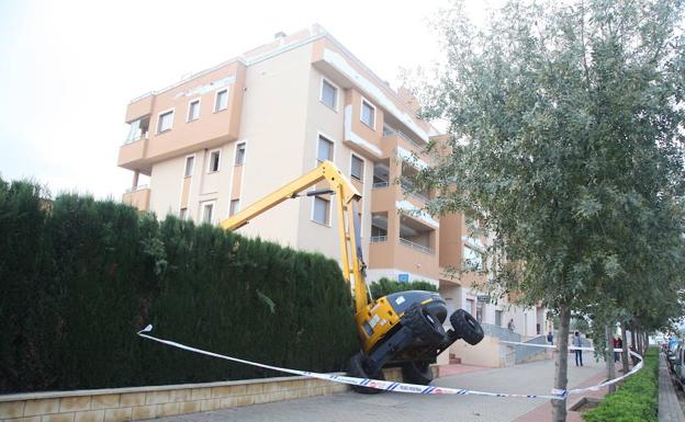 Dos operarios resultan heridos en Dénia al vencer la plataforma en la que trabajaban y caer desde un cuarto piso