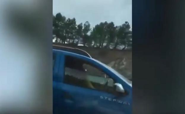 Pillados manteniendo relaciones sexuales al volante en una autopista