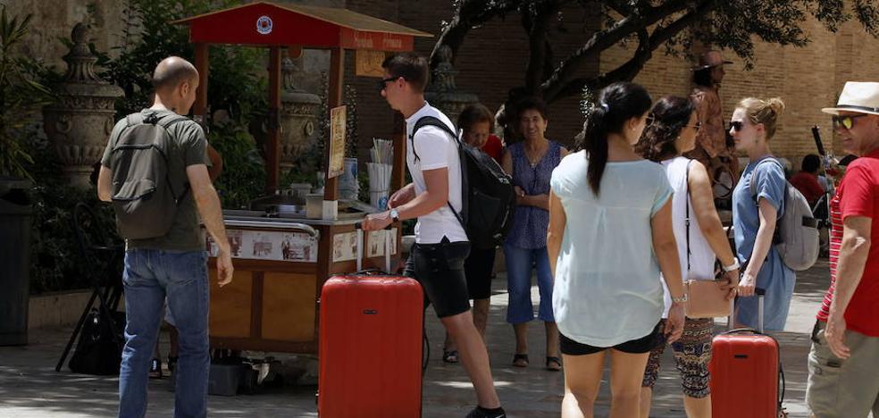 Joan Ribó calienta el debate de la tasa turística en Valencia con una encuesta en redes sociales